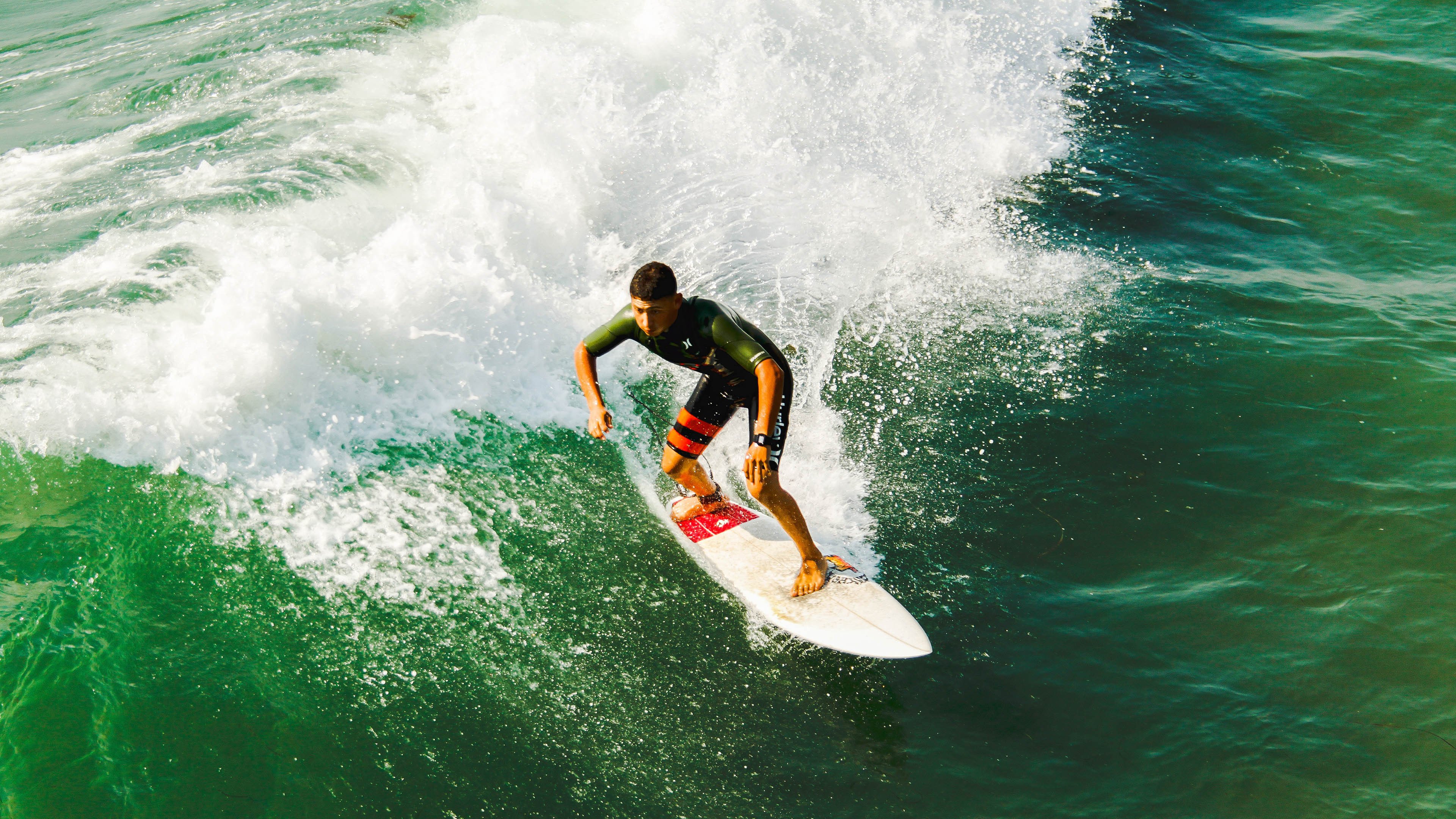 体育球员表现提升助球队冲击冠军，球员总结